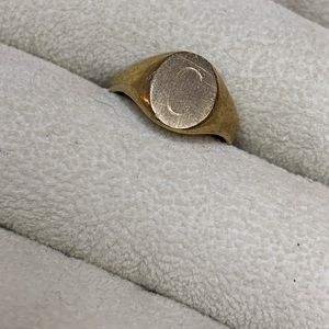 Gold initial ring C 10k